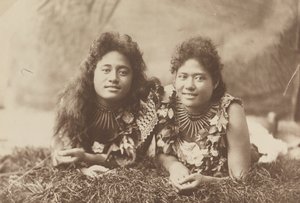 Dos mujeres vestidas con hojas